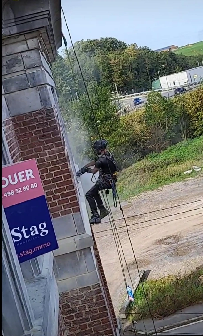 Travaux de façade sur corde à Liège