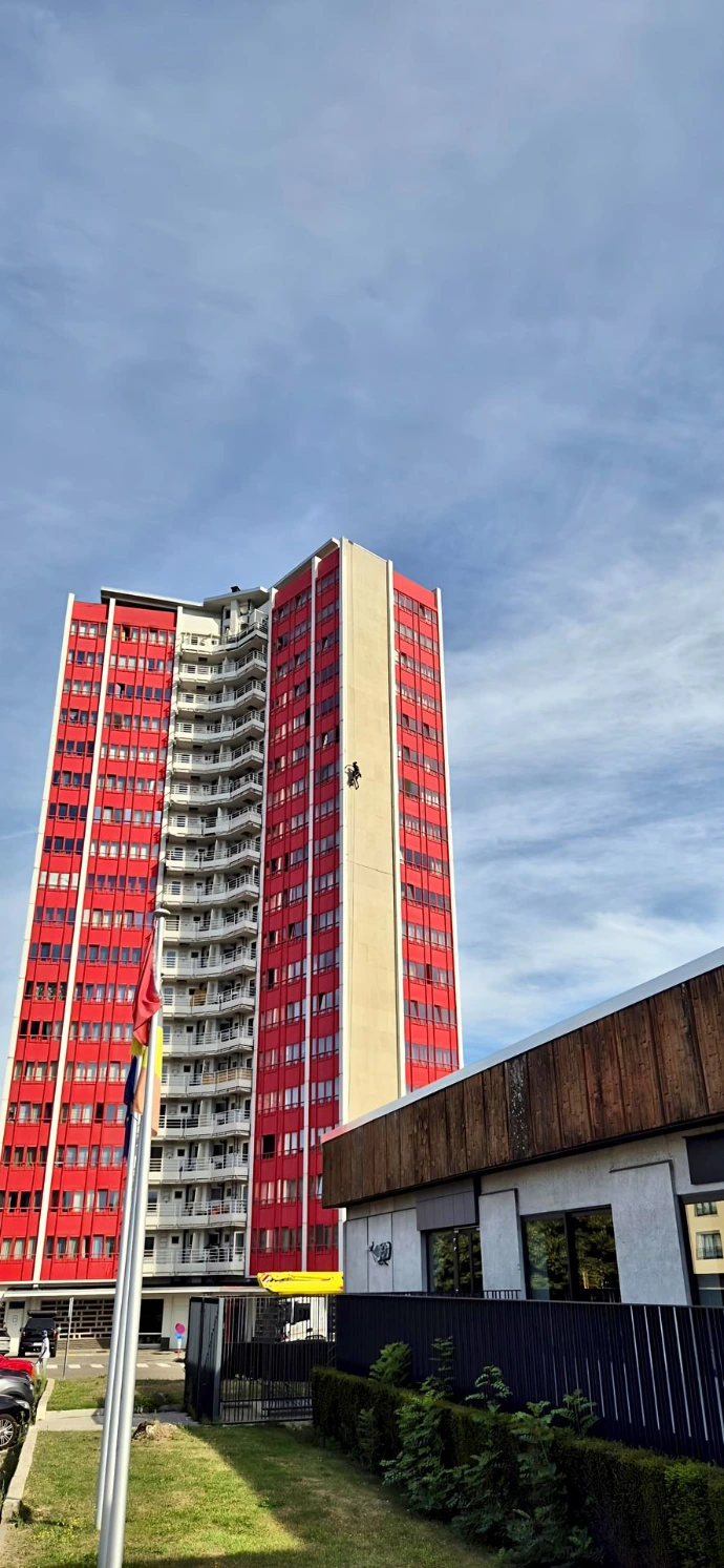 Travaux sur corde en hauteur sur un immeuble